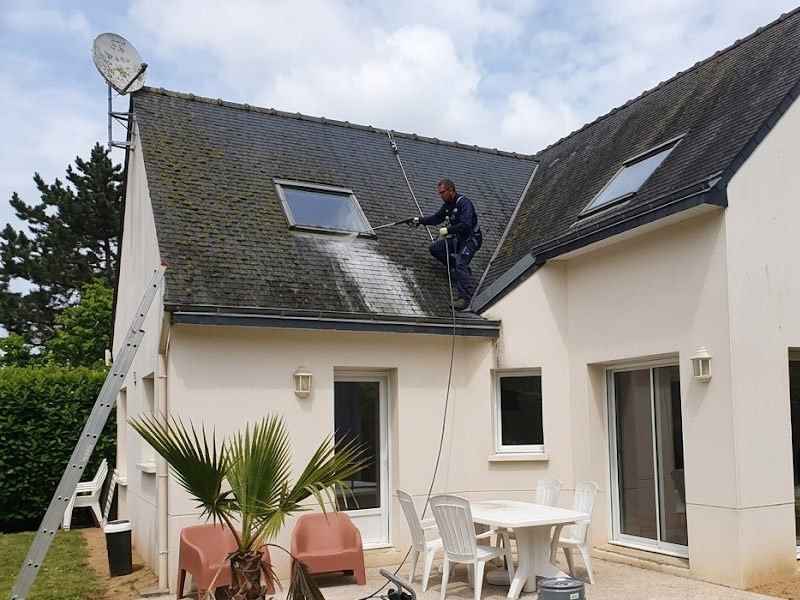 Nettoyage et démoussage professionnel de toiture pour l'entretien